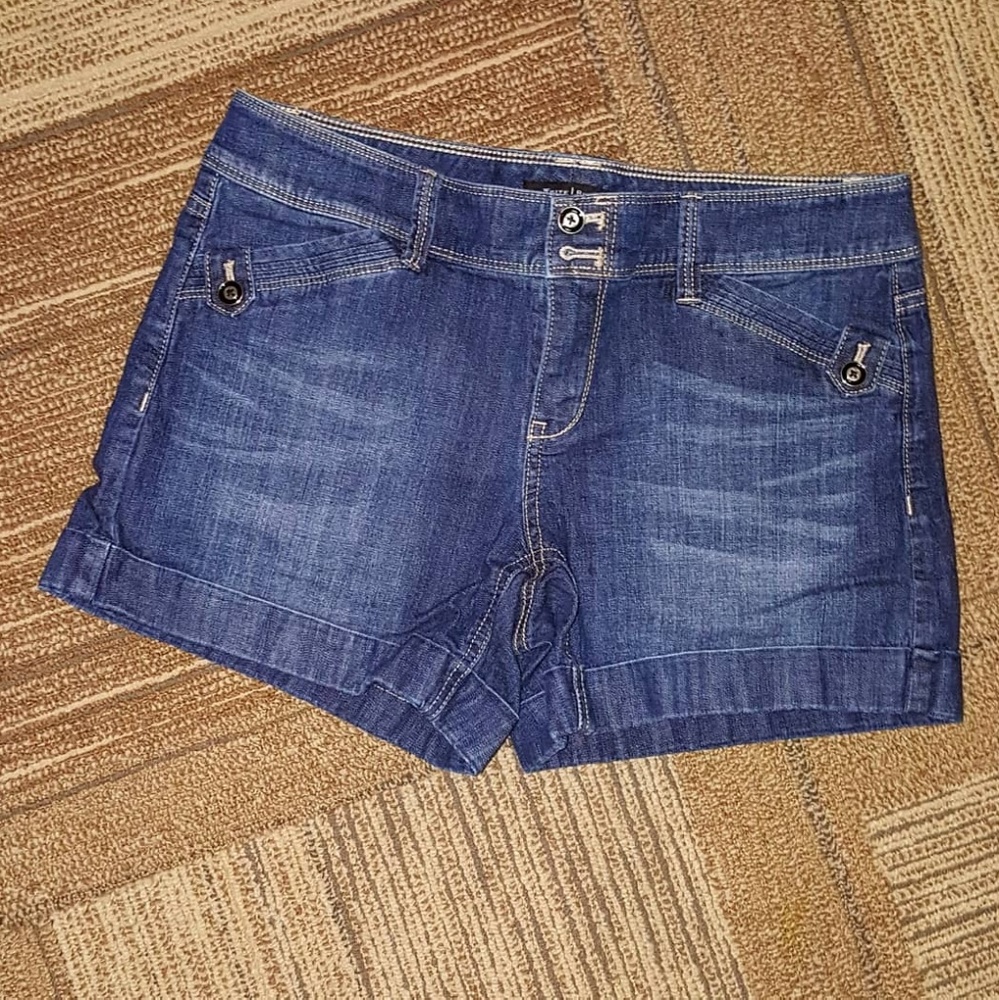 White House Black Market 5" Shorts Denim- Dark SZ6